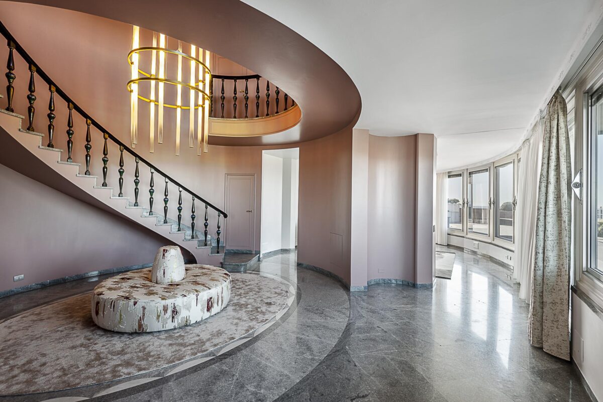 Elegante scala circolare con lampadario sospeso in una location esclusiva a Milano