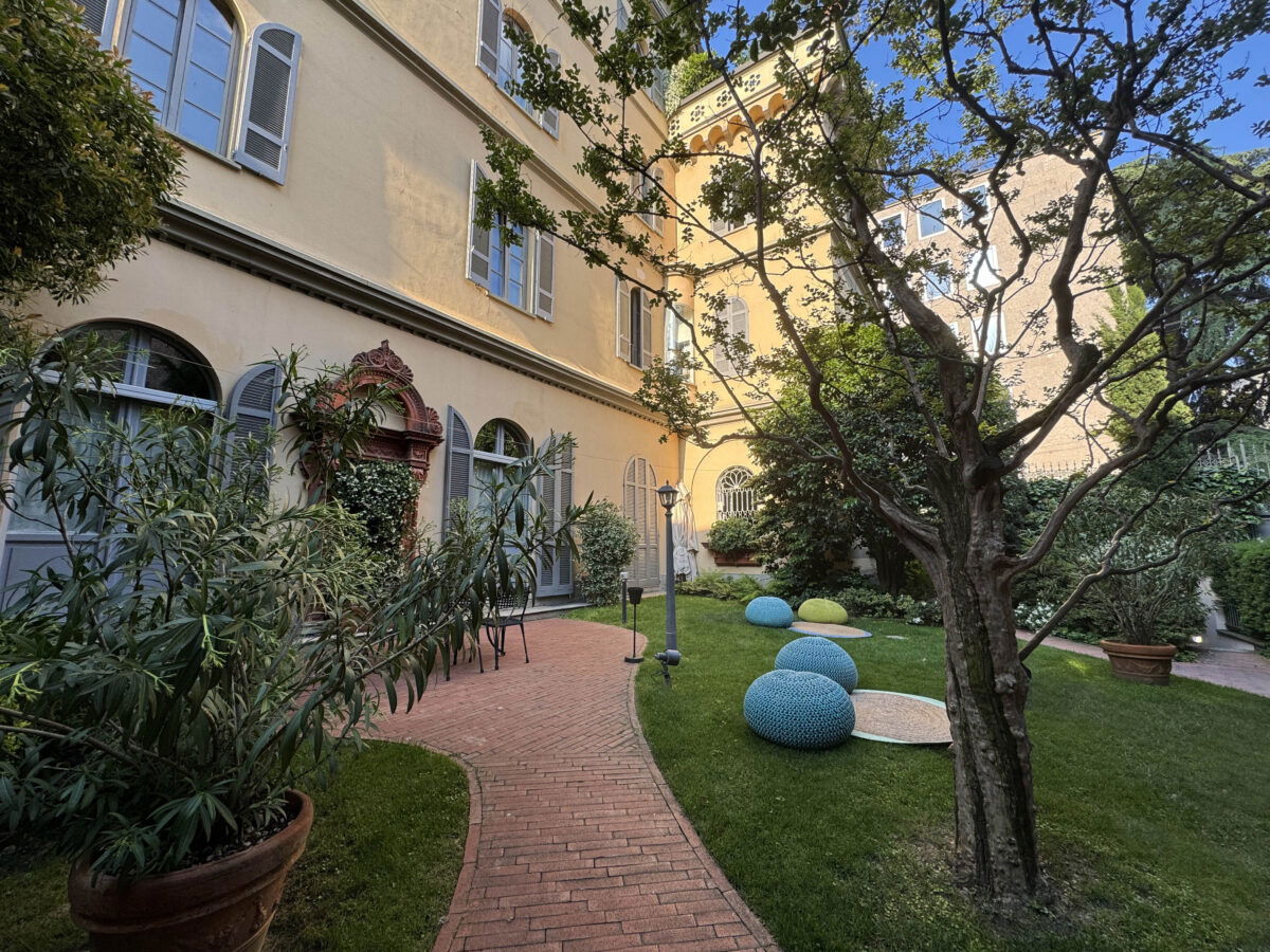 Cernaia Location - Brera Milano - particolare giardino di giorno