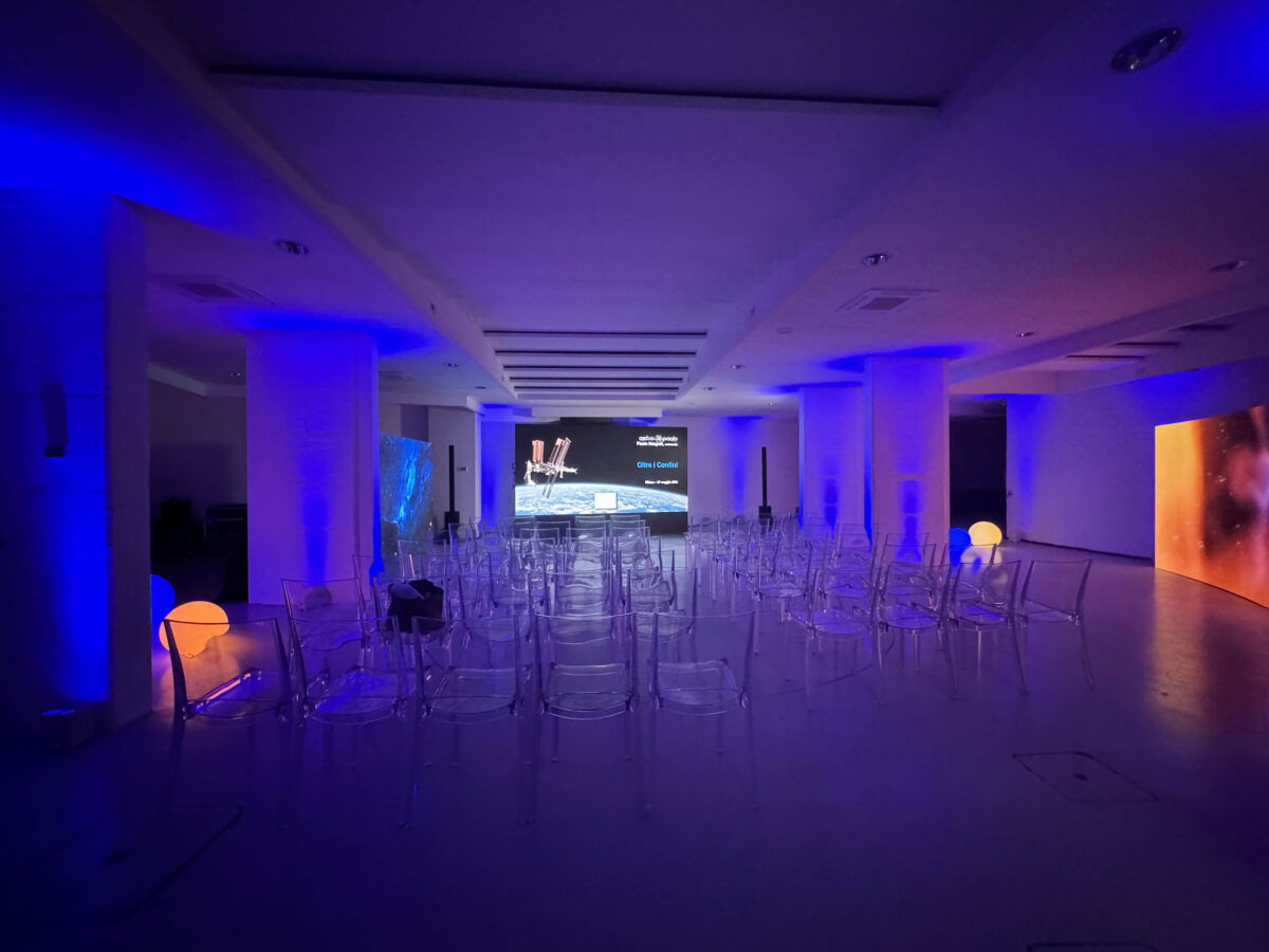 Cernaia Location - Brera Milano - Spazio allestito con sedie per platea