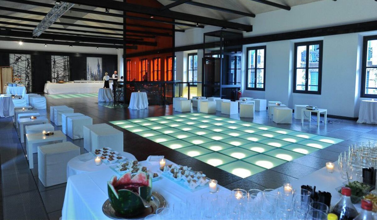 Atelier Eventi Oberdan - Porta Venezia - Tavoli Bianchi e Led a Pavimento