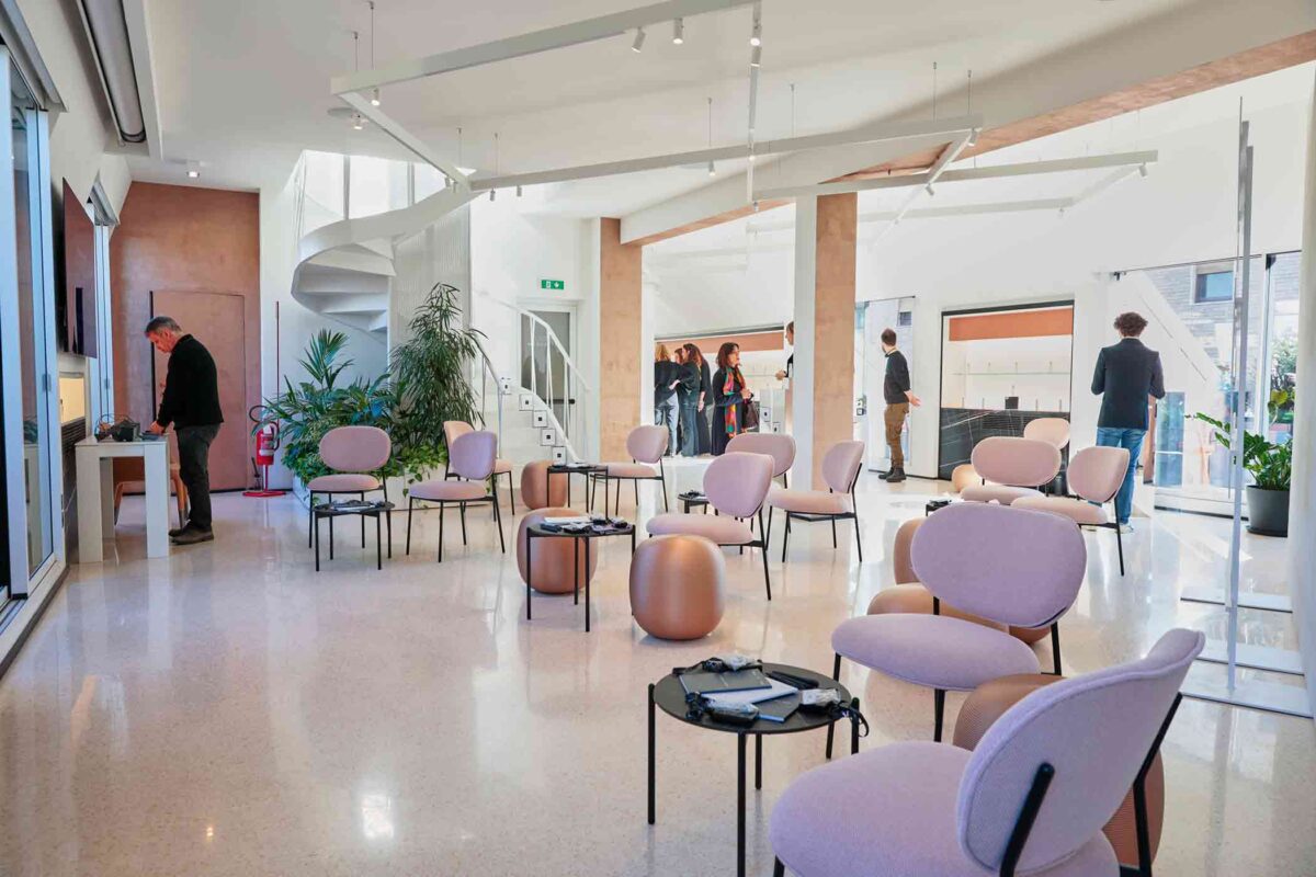 Location Illumi - Duomo Milano - Spazio con poltroncine da platea