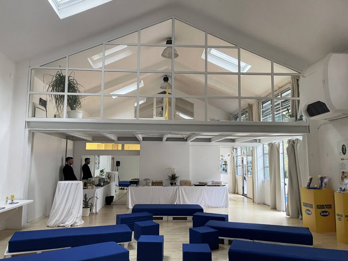The Glass Loft Milano - Location Isola - Spazio Allestito da divanetti e Buffet