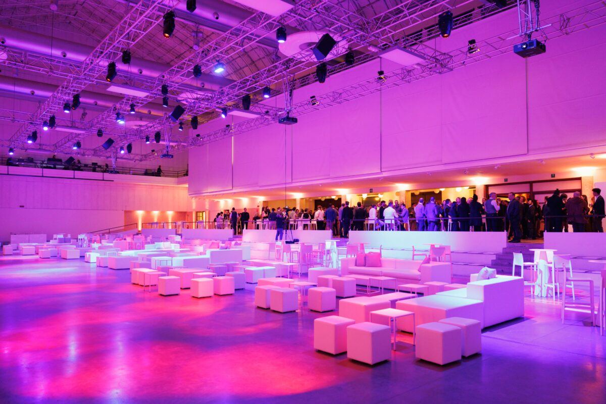 Spazio eventi brera - location milano brera - open space allestito con pouf e led rosa