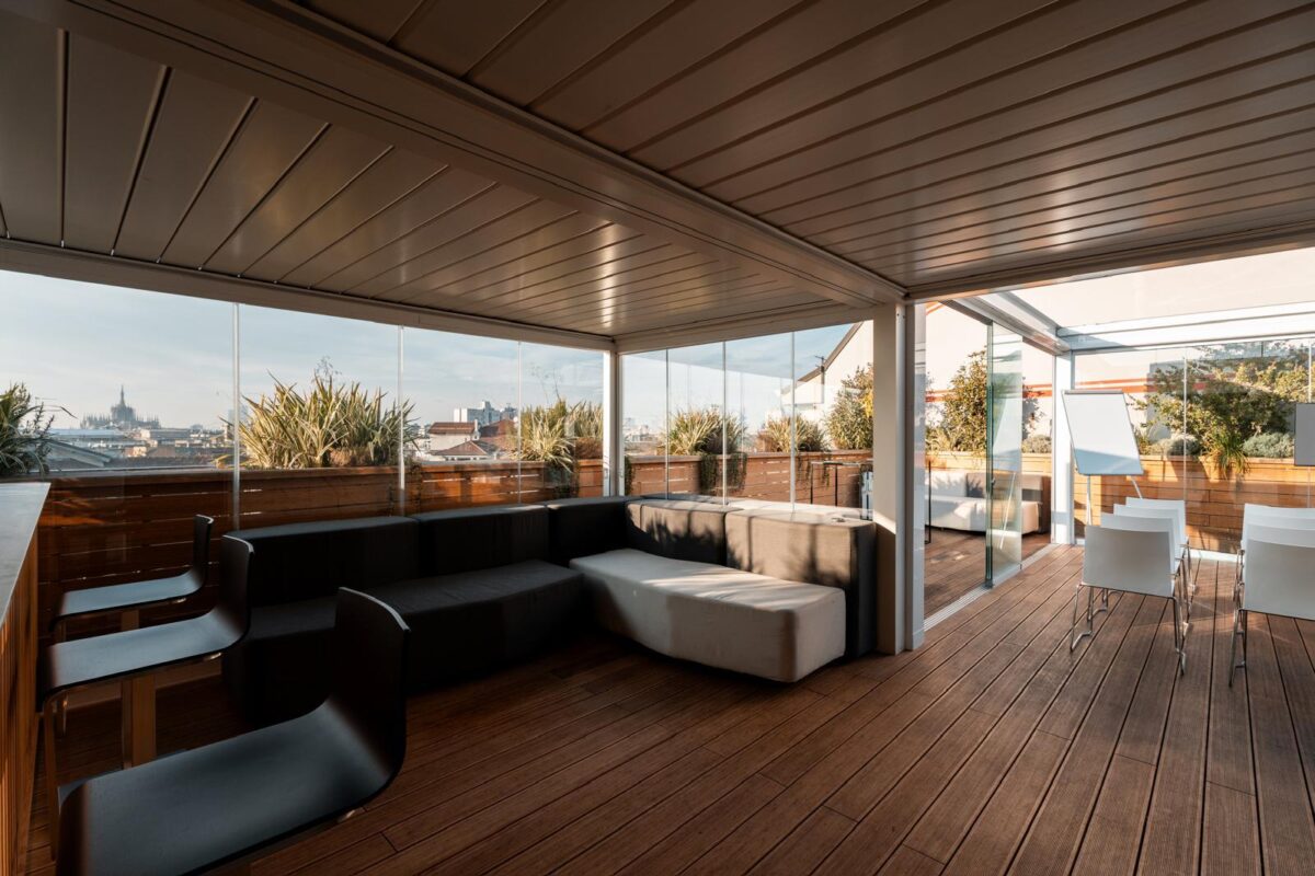 Terrazza Eventi Regina - Location 5 giornate Milano - Dettaglio terrazzo divani e sedie
