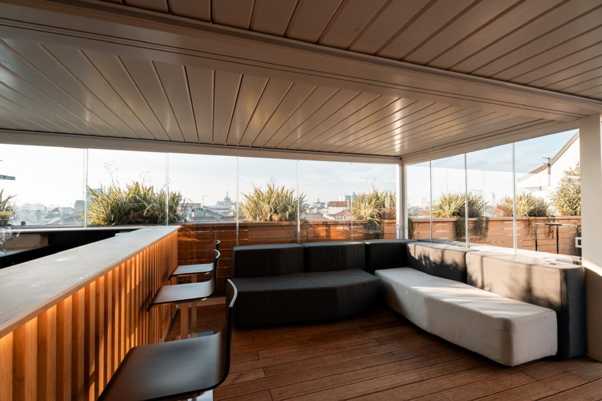 Terrazza Eventi Regina - Location 5 giornate Milano - dettaglio terrazzo divani e bancone bar