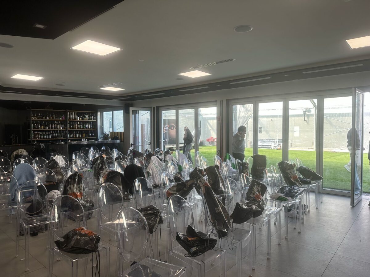 sedia allestite a platea con gadget snipes