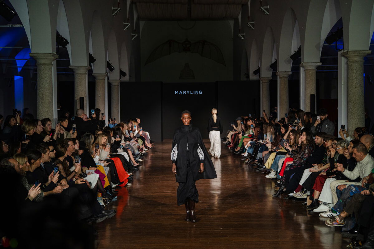 modelle in passerella che sfilano