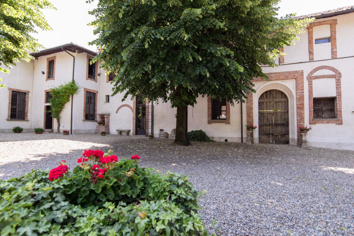 Corte interno con albero centrale e cancelli in legno