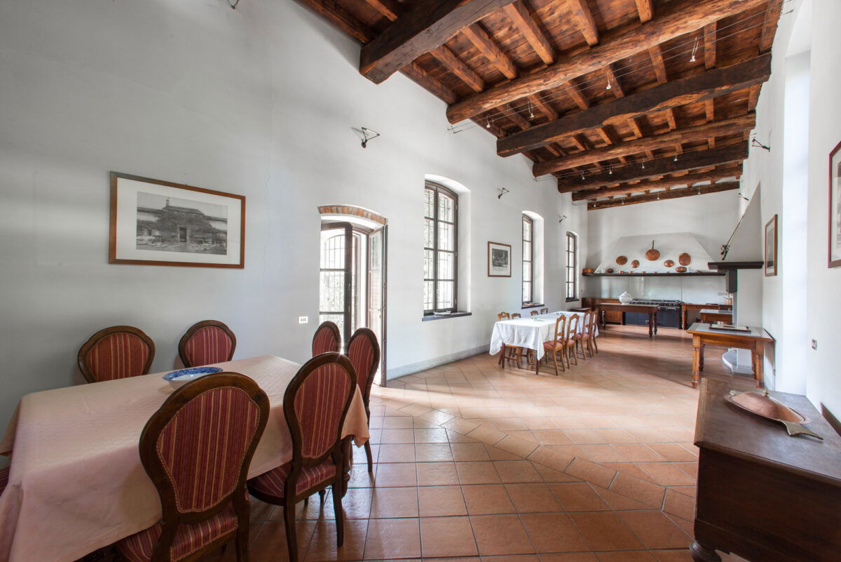 Sala da pranzo e cucina storia con travi a vista