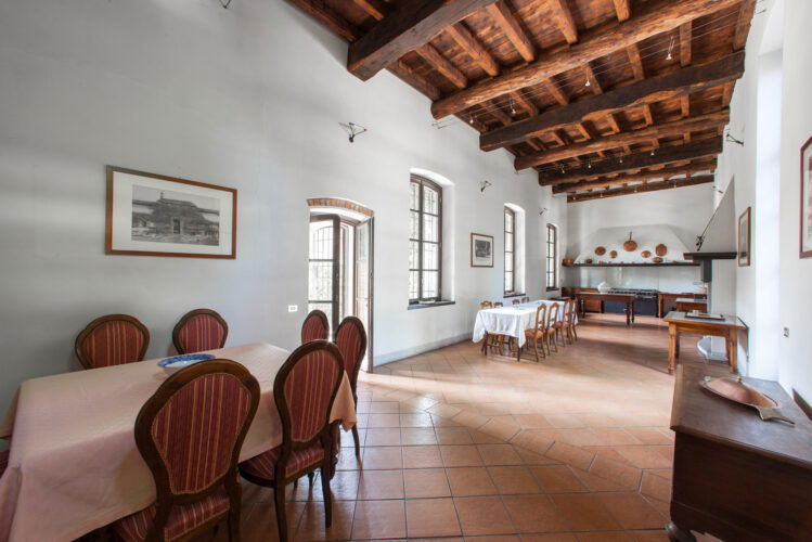 Sala da pranzo e cucina storia con travi a vista