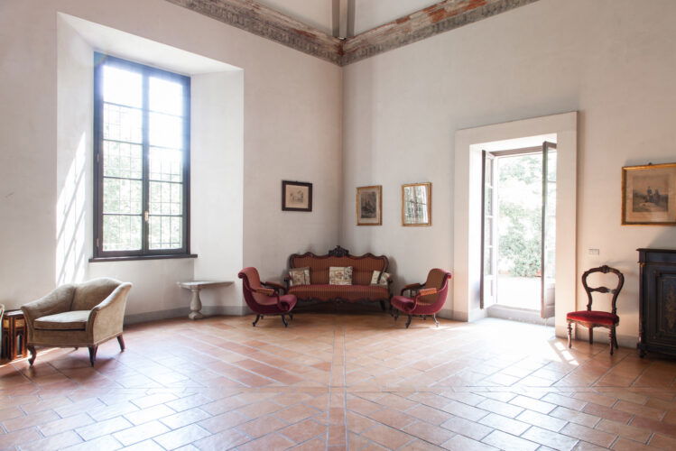 Particolare sedute e divani con luce laterale da giardino
