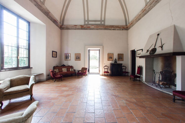 Sala interna con pavimento in cotto e soffitti a volta