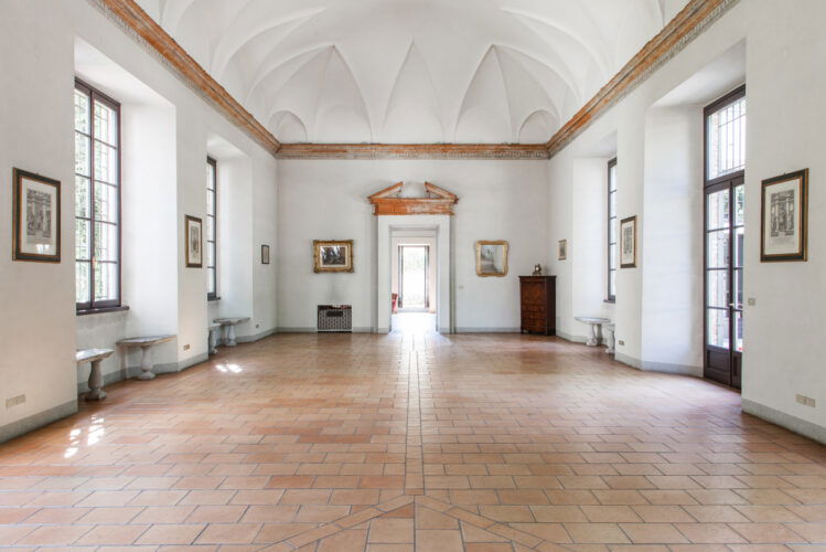 Spazio nobile con arredi d’epoca e luce naturale