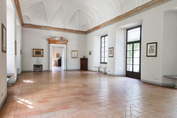 Dettaglio salottino con luce laterale dalle finestre ampie