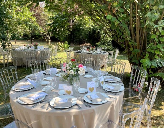 Mise en place in giardino con sedie chiavarine